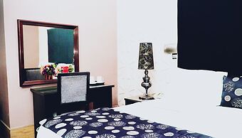 Cromwell Courtyard hotel