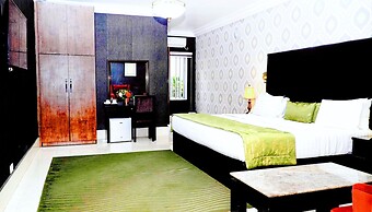 Cromwell Courtyard hotel