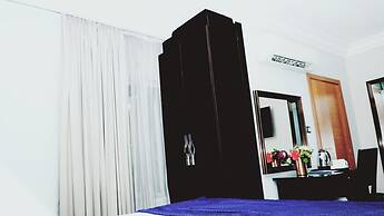 Cromwell Courtyard hotel