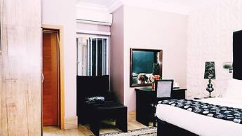 Cromwell Courtyard hotel