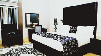 Cromwell Courtyard hotel