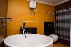 Cromwell Courtyard hotel