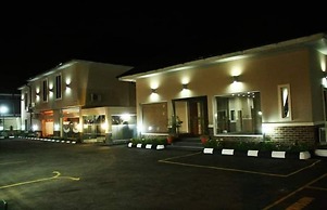 Cromwell Courtyard hotel