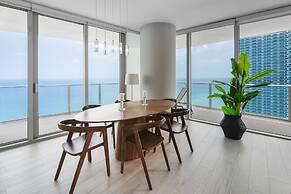 Oceanfront Luxury Condo, Hollywood