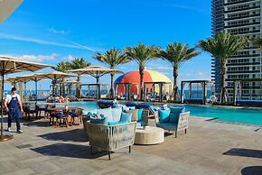 Oceanfront Luxury Condo, Hollywood