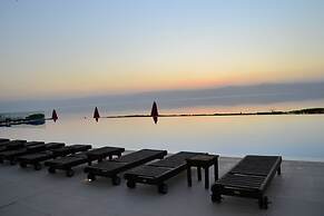 PORTO & ALMIRA BEACH