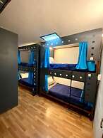 Roomies hostel Cibeles