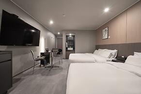 Workers Hotel Ansan by Aank