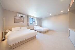 Workers Hotel Ansan by Aank