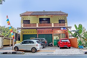 SPOT ON 93007 Guest House Lestari