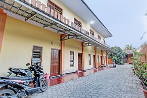 SPOT ON 93007 Guest House Lestari