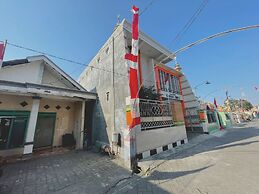 SPOT ON 93035 Karman's Sari Homestay Syariah