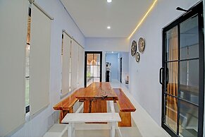 Collection O 93004 Double D Guest House