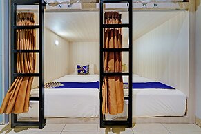 SPOT ON 92975 Aria Hostel Capsul Cihampelas