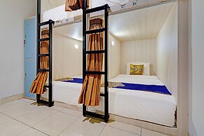 SPOT ON 92975 Aria Hostel Capsul Cihampelas