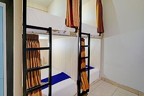 SPOT ON 92975 Aria Hostel Capsul Cihampelas