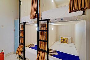 SPOT ON 92975 Aria Hostel Capsul Cihampelas