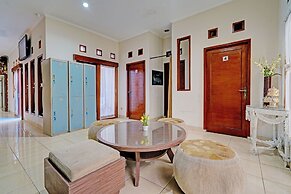 SPOT ON 92975 Aria Hostel Capsul Cihampelas