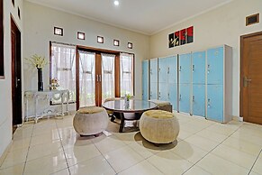 SPOT ON 92975 Aria Hostel Capsul Cihampelas