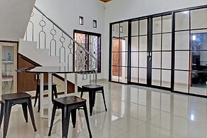 Super OYO 92945 Guest House Nusa Indah Syariah