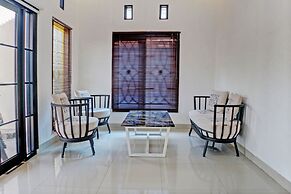 Super OYO 92945 Guest House Nusa Indah Syariah