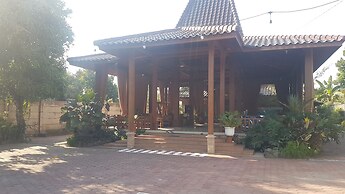 Collection O 93028 Homestay Joglo Ibu