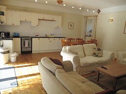 Comfortable Airy 5-bed Apartment in Llandysul