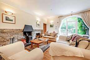 Comfortable Airy 5-bed Apartment in Llandysul