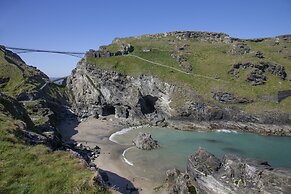 6 Person Cabin, Surrounded by Nature in Tintagel