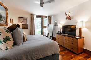 Riverhouse #3 2 Bedroom Condo by RedAwning