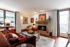 Riverhouse #3 2 Bedroom Condo by RedAwning