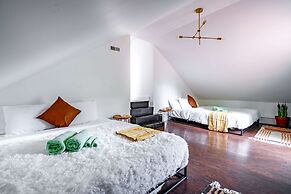 NEW Luxe Pet Friendly Free Parking Downtown