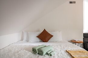 NEW Luxe Pet Friendly Free Parking Downtown