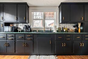 NEW Luxe Pet Friendly Free Parking Downtown