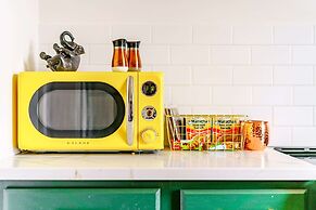 NEW Luxe Pet Friendly Free Parking Downtown