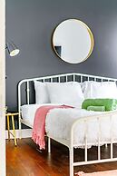 NEW Luxe Pet Friendly Free Parking Downtown