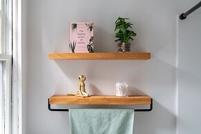 NEW Luxe Pet Friendly Free Parking Downtown