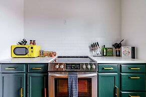 NEW Luxe Pet Friendly Free Parking Downtown