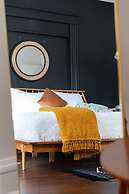 NEW Luxe Pet Friendly Free Parking Downtown