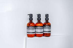 NEW Luxe Pet Friendly Free Parking Downtown