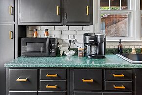 NEW Luxe Pet Friendly Free Parking Downtown