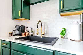 NEW Luxe Pet Friendly Free Parking Downtown