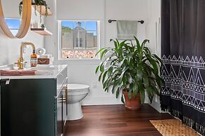 NEW Luxe Pet Friendly Free Parking Downtown