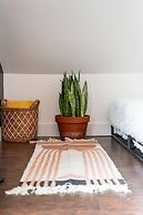 NEW Luxe Pet Friendly Free Parking Downtown