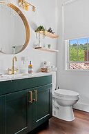 NEW Luxe Pet Friendly Free Parking Downtown