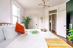 NEW Luxe Pet Friendly Free Parking Downtown