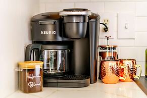 NEW Luxe Pet Friendly Free Parking Downtown