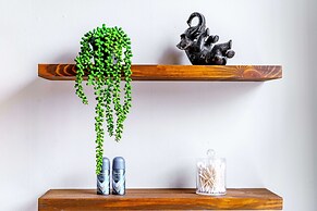 NEW Luxe Pet Friendly Free Parking Downtown