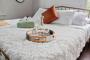 NEW Luxe Pet Friendly Free Parking Downtown