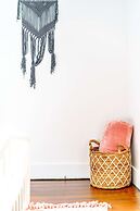 NEW Luxe Pet Friendly Free Parking Downtown